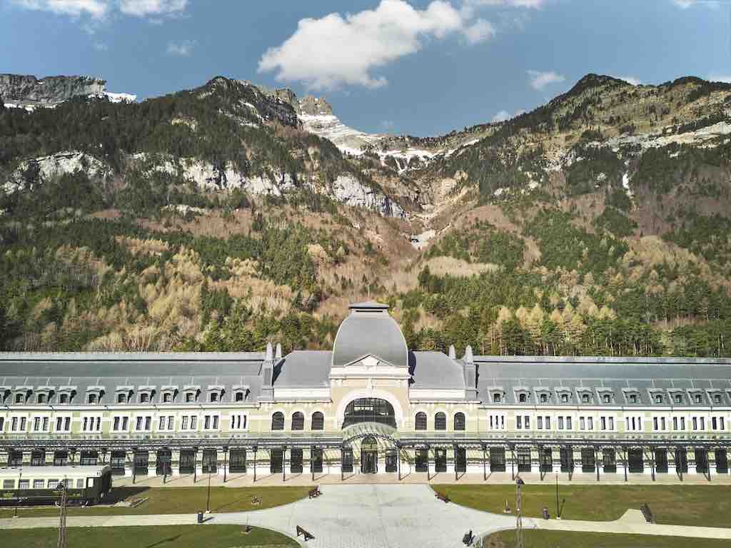 Canfranc Estación hotel Pirenei